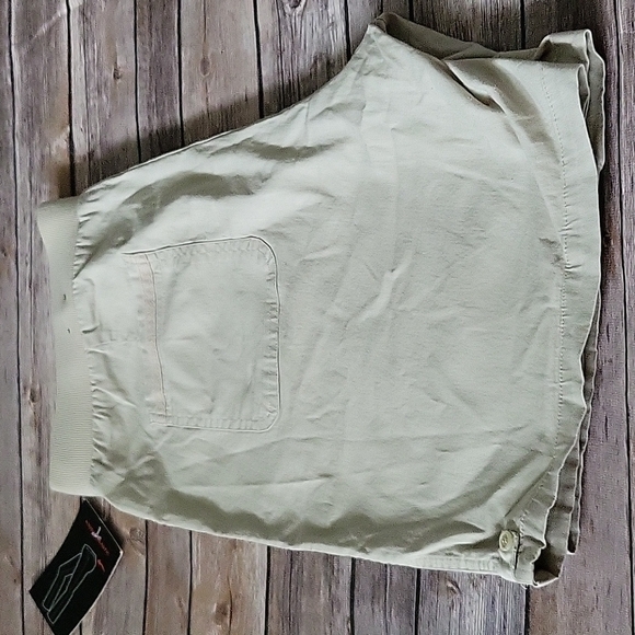 Briggs light tan lightweight shorts with comfort elastic waist and 7.5" inseam - Picture 5 of 11